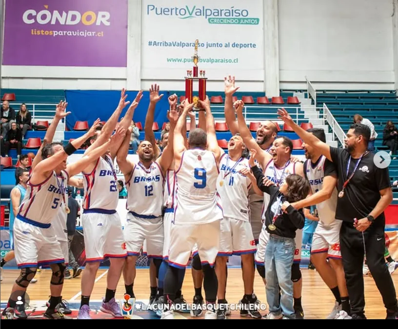 Equipo Brisas celebrando un campeonato