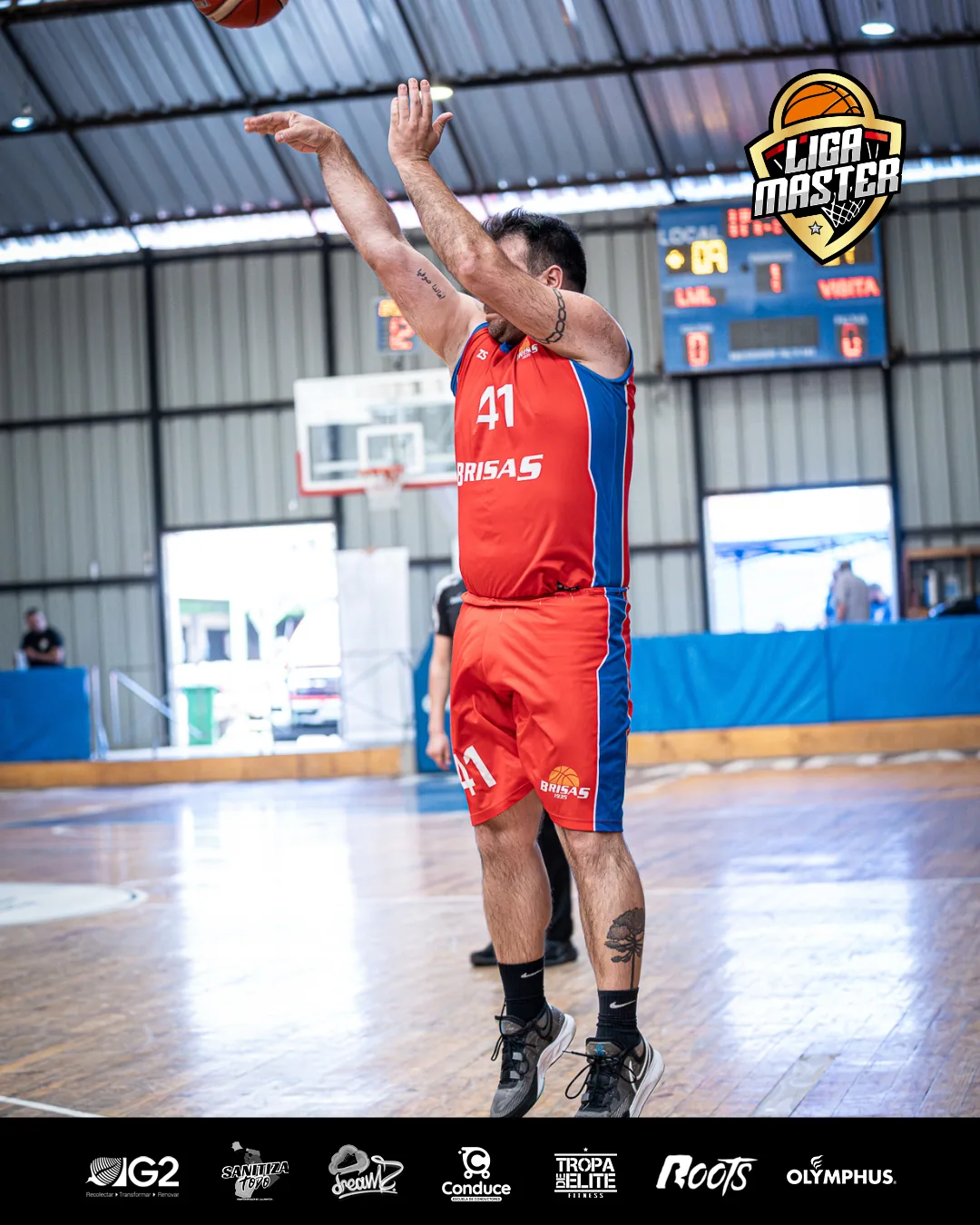 Jugador de Brisas lanzando al aro en Liga Master