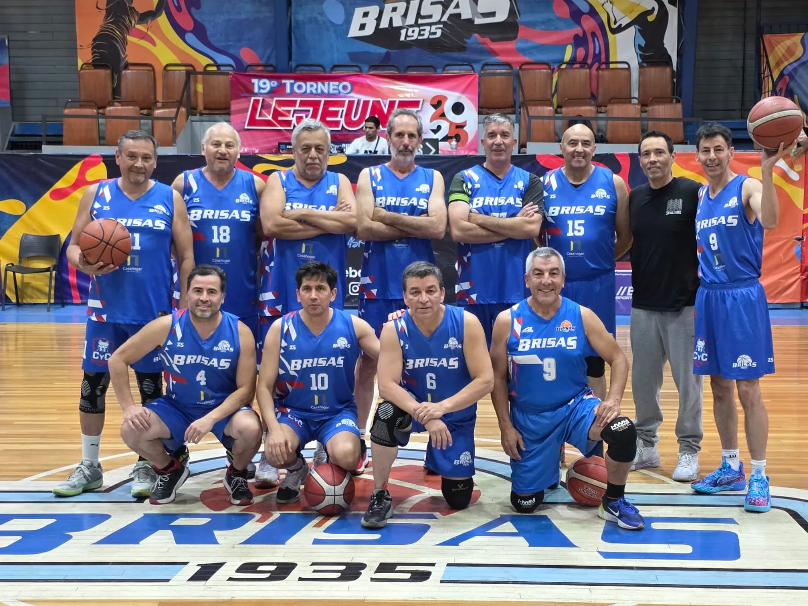 Equipo Brisas Master 50 en el gimnasio