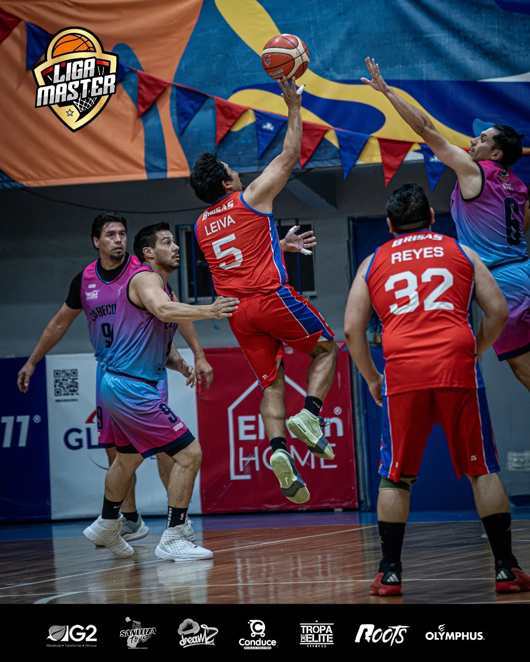Jugador de Brisas atacando el aro ante Recoleta