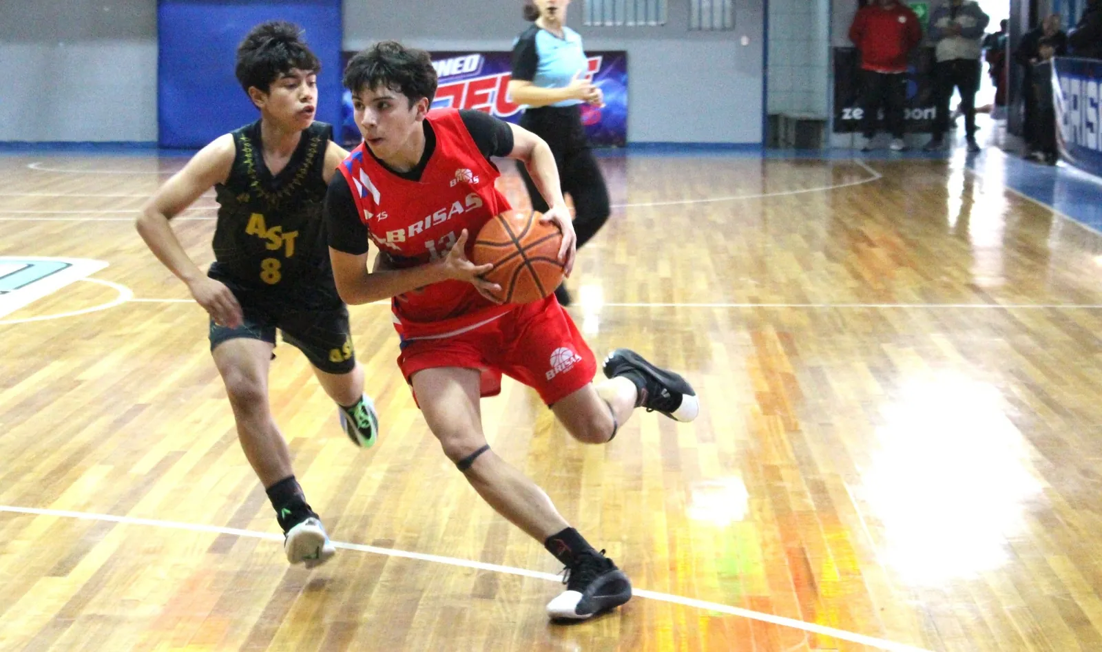 Jugador formativo de Brisas superando a un rival
