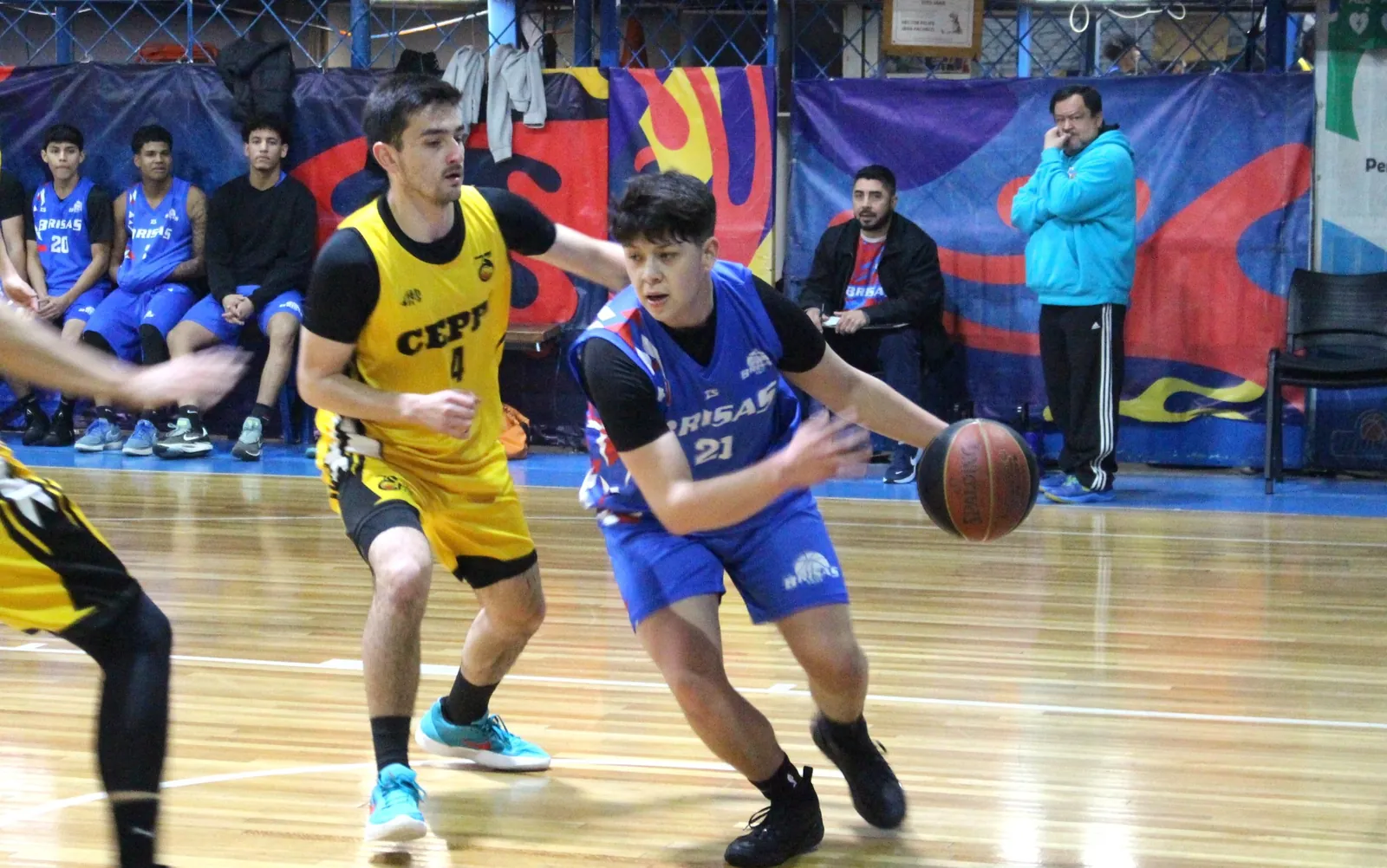 Jugador de Brisas conduciendo el balón en competencia