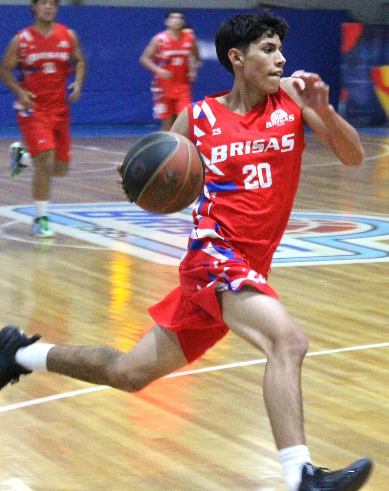 Jugador juvenil de Brisas en carrera con el balón
