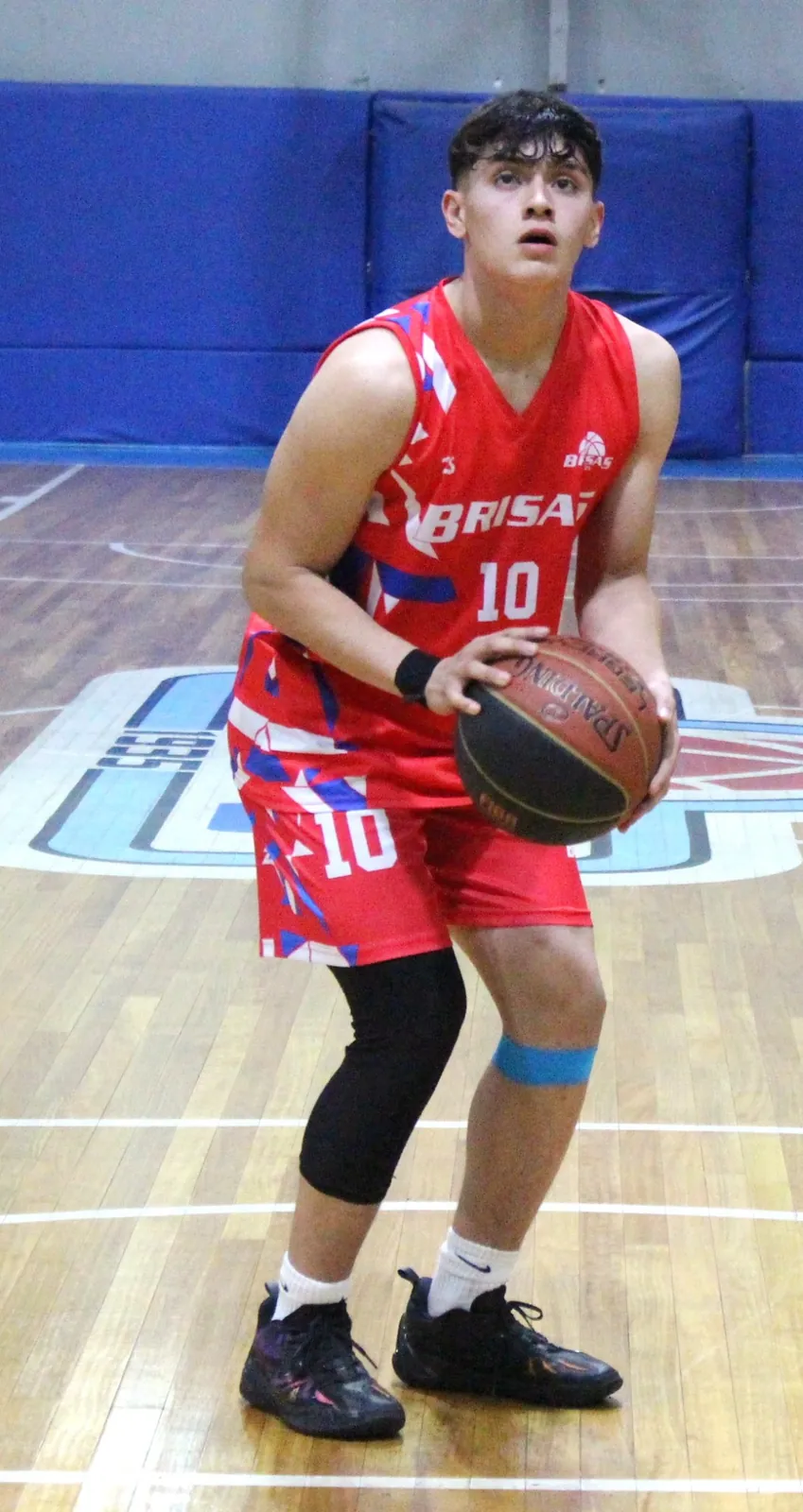 Jugador de Brisas ejecutando un lanzamiento libre