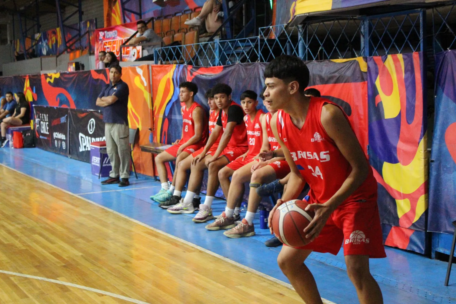 Banca del equipo juvenil masculino de Brisas