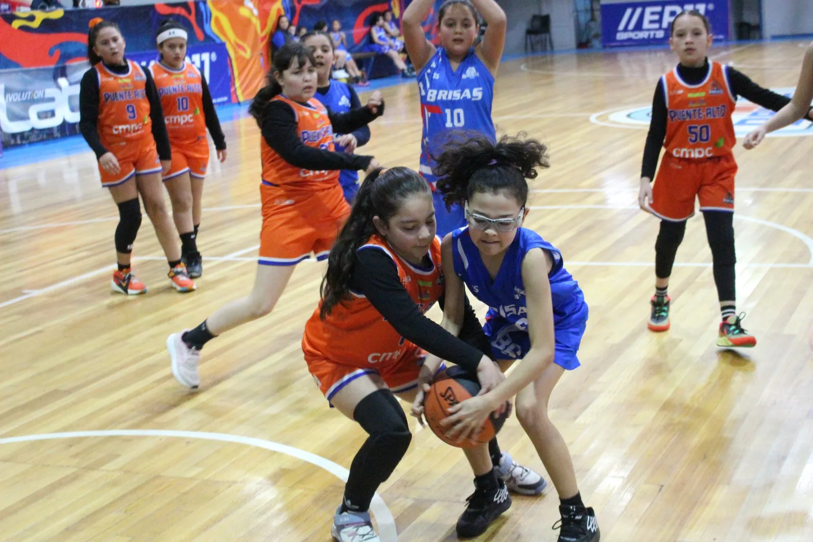 Categoría formativa femenina disputando el balón