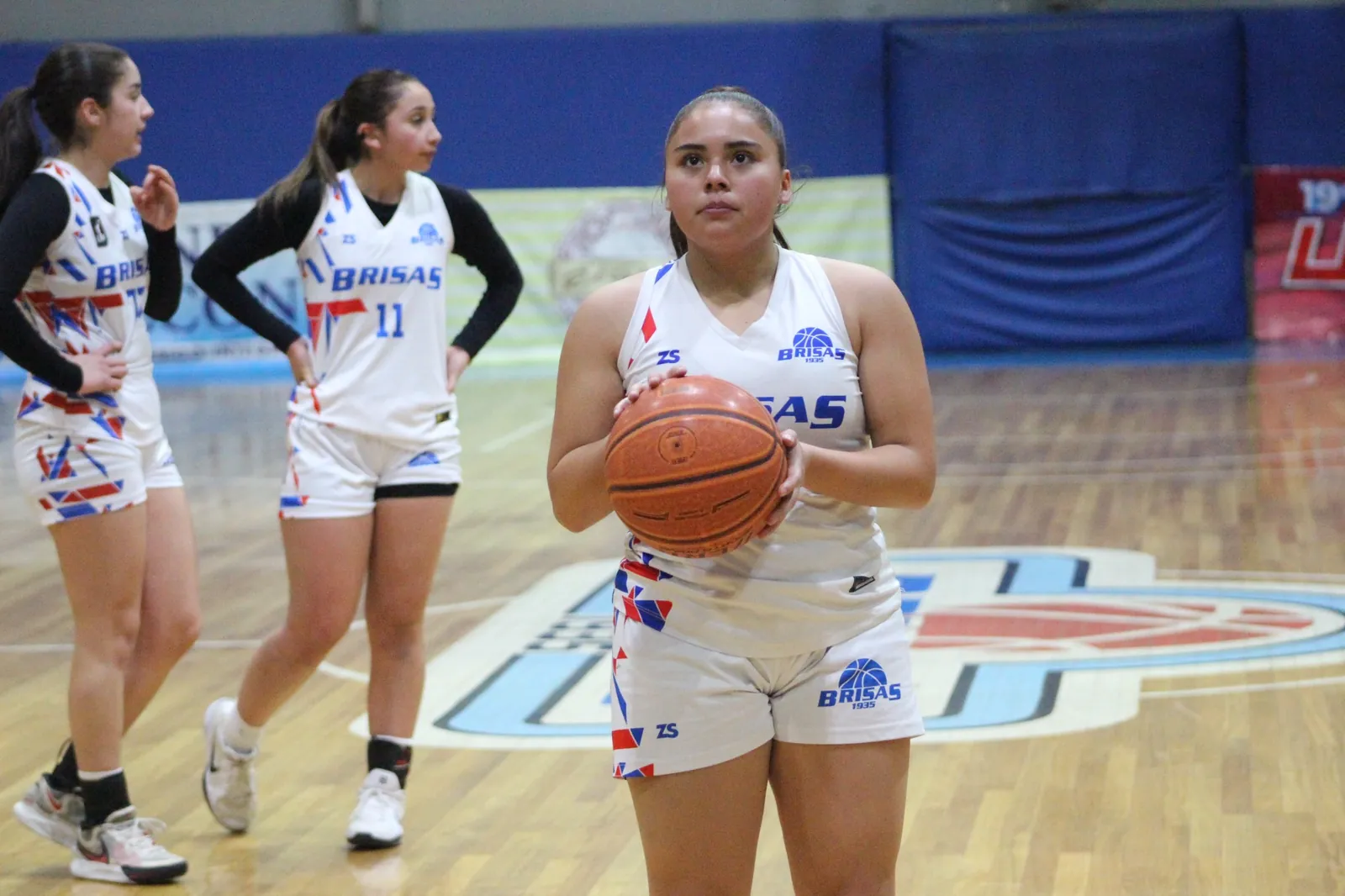 Jugadora de Brisas preparando un lanzamiento libre