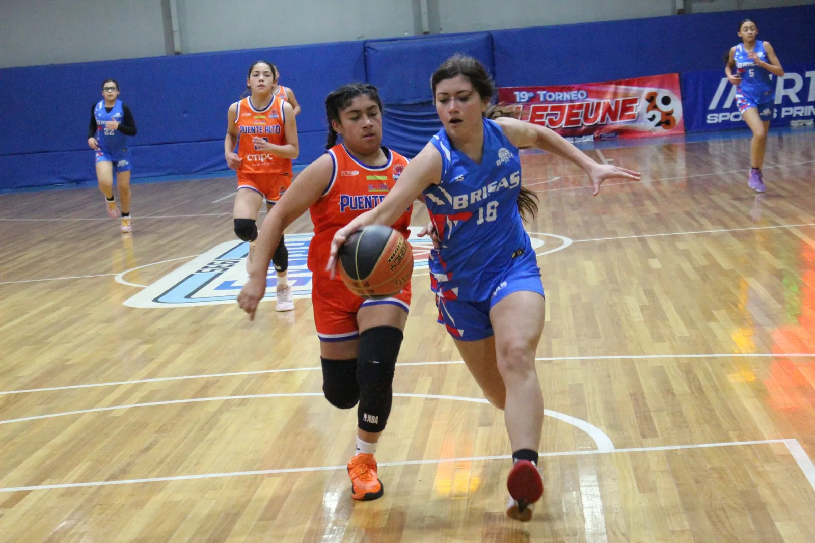 Partido femenino de Brisas en ataque